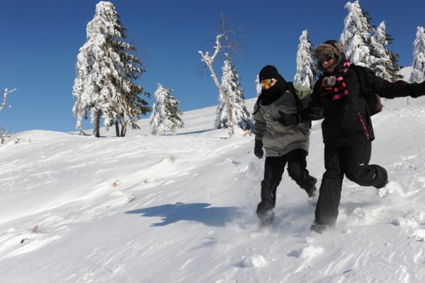 Le Hohneck : les crêtes enneigés et des personnes courant dans la neige