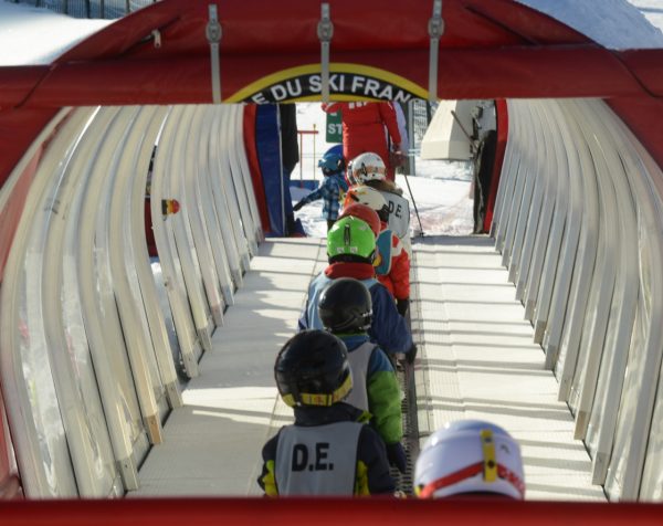 Enfant à la station de ski de la Mauselaine en hiver sport